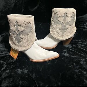 Corral Women's Lamb Wing & Cross Convertible Western Booties - Snip Toe